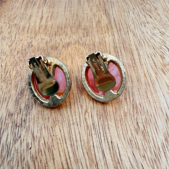 Kramer Vtg Pink White Marbled Lucite Pyramid Clip On Earrings Gold Tone Metal - Picture 5 of 10